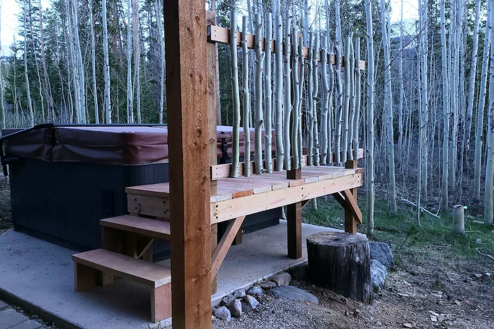 Cozy round house with huge hot tub, 4 bedrooms, sleeps 10 on Peak 7