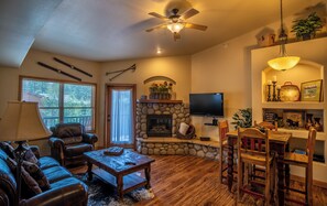 Flat-screen TV, fireplace - The Mountain Retreat - A Luxurious 3 Bedroom, 3 Bath Condo can Sleep up to 8! (Ruidoso)