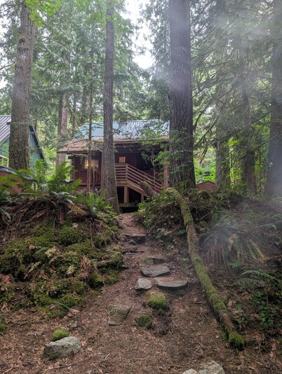 Laughing Bear Log Cabin, historical, sleeps 8, full kitchen, 2 dining areas!!