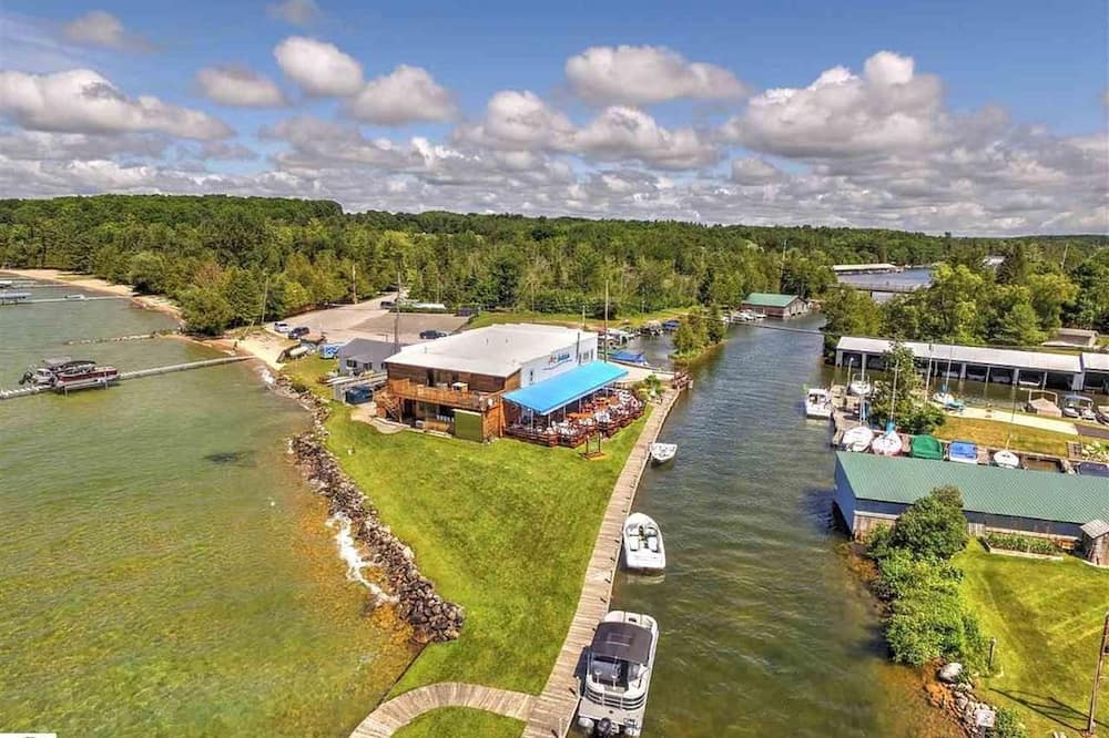 3rd Night Free Oct 31-April 1: Clam Lake Cottage w/Torch Lake Access