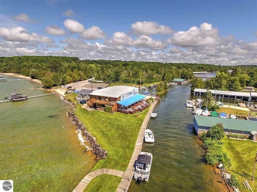 3rd Night Free Oct 31-April 1: Clam Lake Cottage w/Torch Lake Access