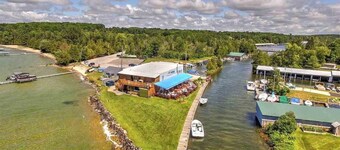 Tredje natt gratis + $ 25 @ Short's Brewery: Clam Lake Cottage m / Torch Lake Access