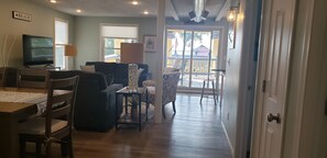 Smart TV -  Penthouse Suite in the heart Sylvan Beach Resort (Sylvan Beach)