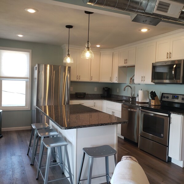 Fridge, microwave, oven, stovetop -  Penthouse Suite in the heart Sylvan Beach Resort (Sylvan Beach)