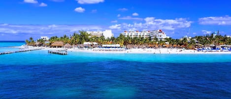 Una playa cerca, toallas de playa