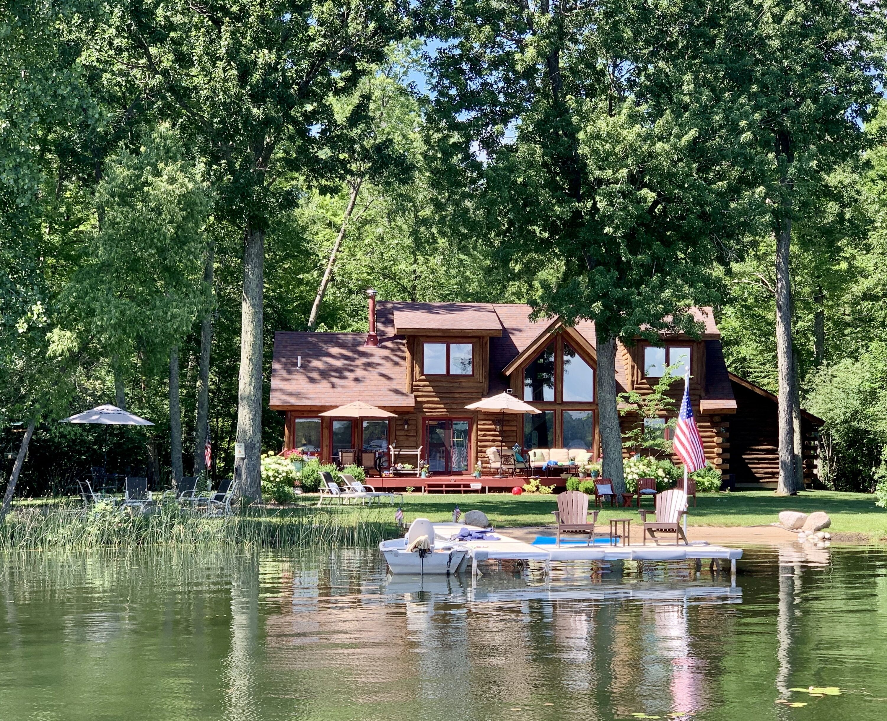 Beautiful Log Cabin on Peaceful Bass Lake