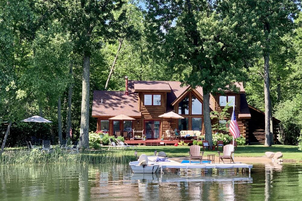 Beautiful Log Cabin on Peaceful Bass Lake