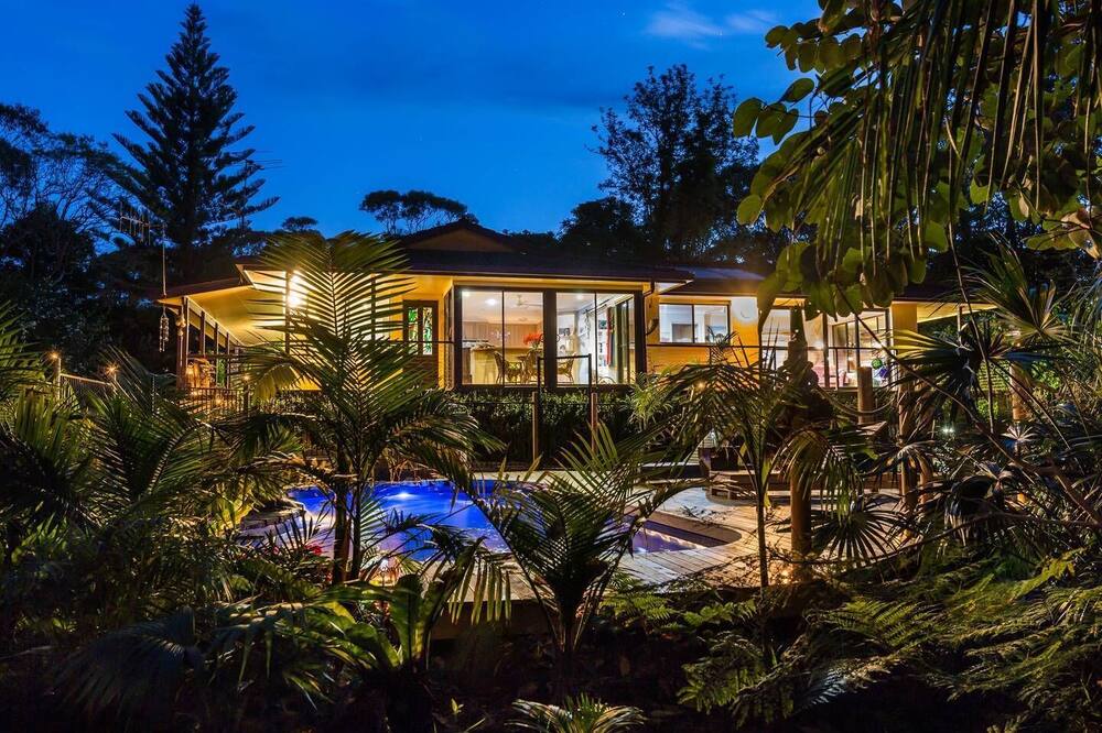 EV-Friendly Dog Friendly Beachside Stay - Pool+Firepit