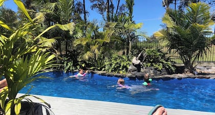 Amazing Pet Friendly Beach Retreat - Pool+Firepit