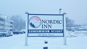 Schild für das Nordic Inn Condominium Resort in der Main Street 227.