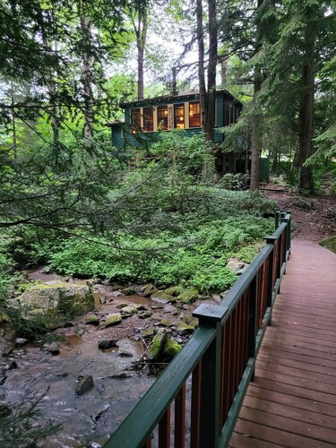 Storybook Waterfront Cottage; Close to Hidden Valley/ Seven Springs