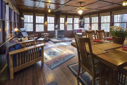 Storybook Waterfront Cottage; Close to Hidden Valley/ Seven Springs