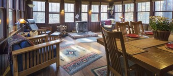 Spectaculaire Waterfront Craftsman-Style Cottage; Dicht bij Seven Springs