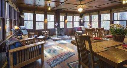 Storybook Waterfront Cottage; Close to Hidden Valley/ Seven Springs