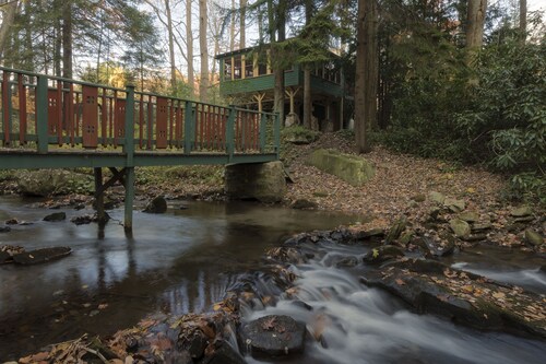 Storybook Waterfront Cottage; Close to Hidden Valley/ Seven Springs
