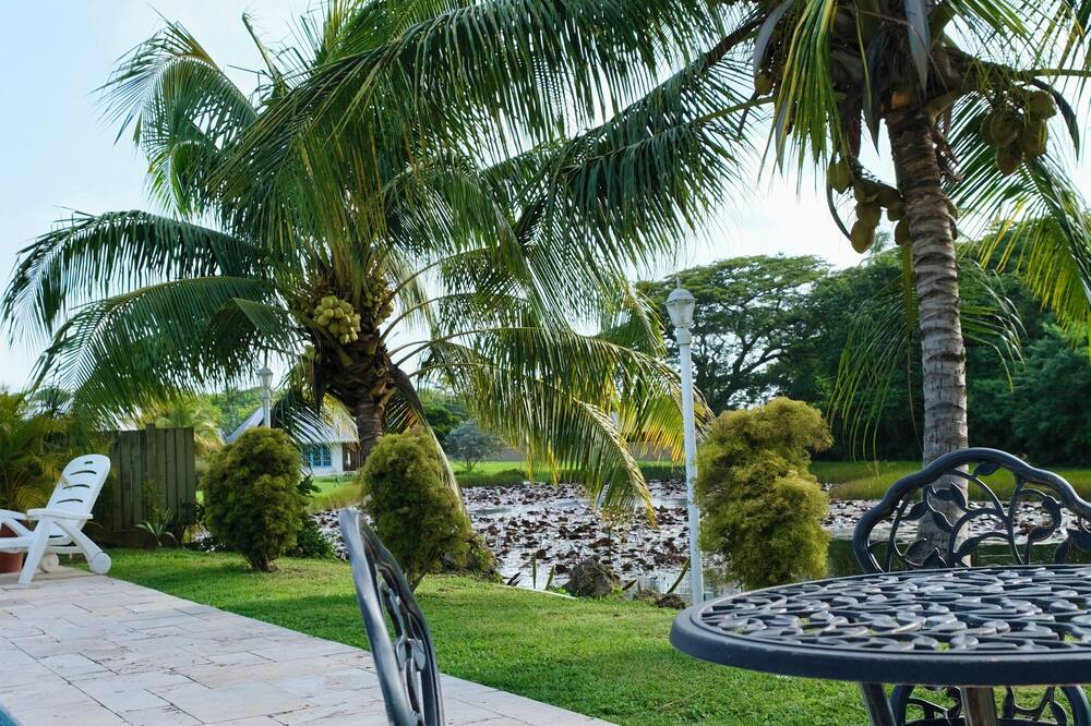 VILLA LAKE HAVEN _ Beautiful Villa at Lakes Edge, Architectural Designed