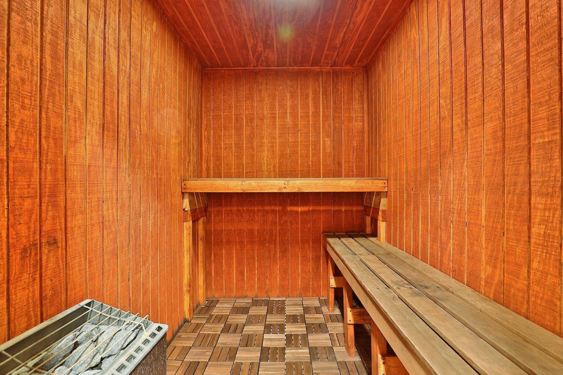 Ein Raum mit Sauna, Holzwänden und -bänken.
