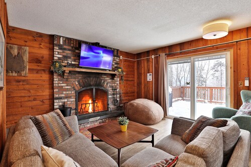 Tanglewood Vista at Killington: Great Group Ski Home Close to Mountain. Hot Tub.