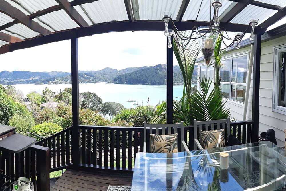 Large Holiday Apartment overlooking the harbour