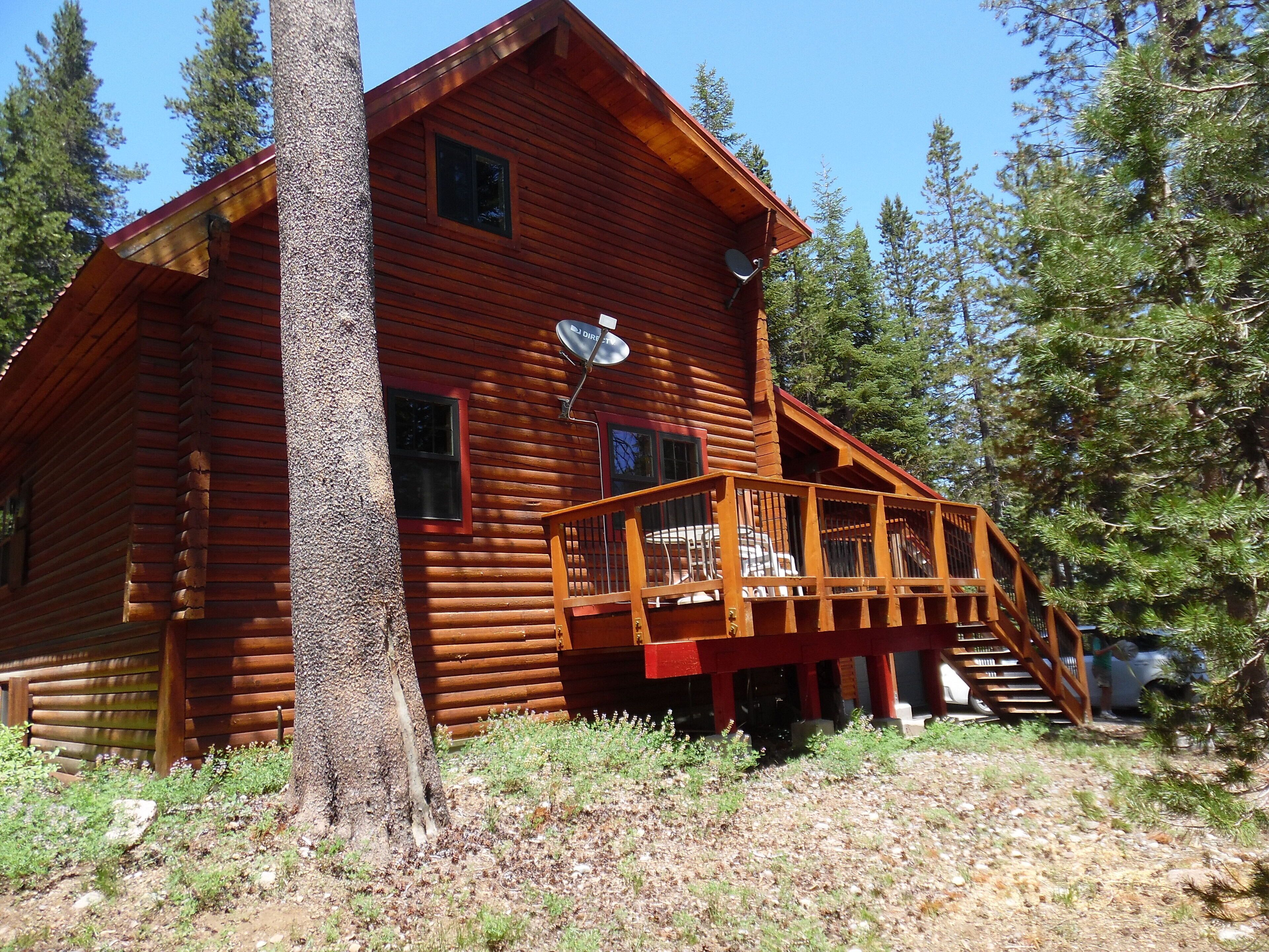 Charming Alpine Log Cabin  A Short Walk To The Lake and 5 Min From Ski Resorts