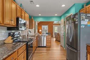 Jääkaappi, mikroaaltouuni, uuni, liesi