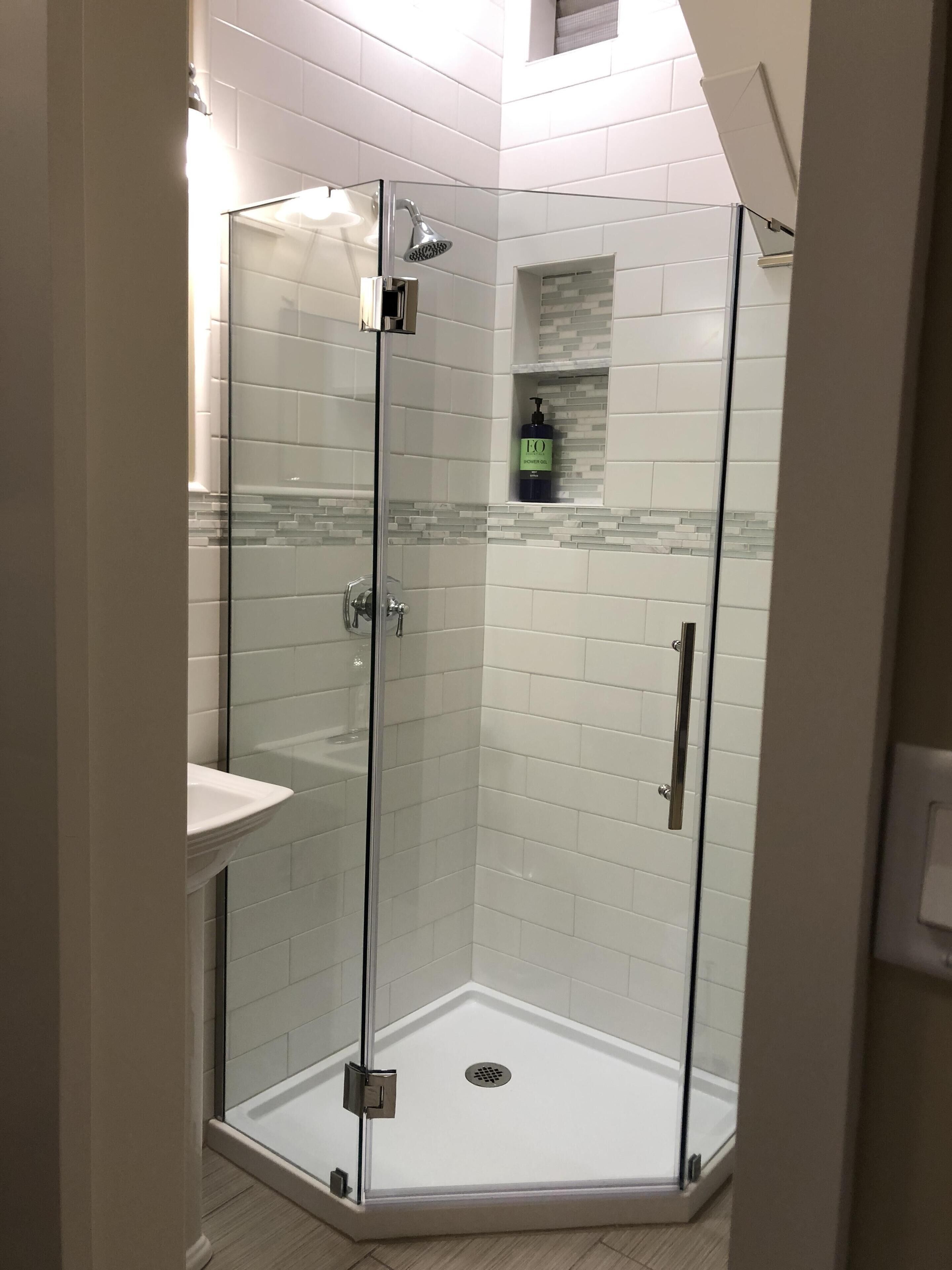 Ensemble douche/baignoire, sèche-cheveux, serviettes fournies, savon