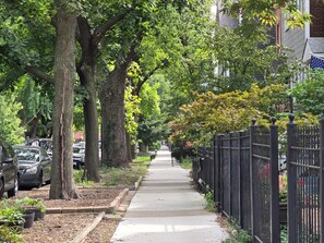 Property grounds - Lakeview/LincolnPark 2BR/1BA Updated Vintage Apartment in walkable neighborhood (Chicago)