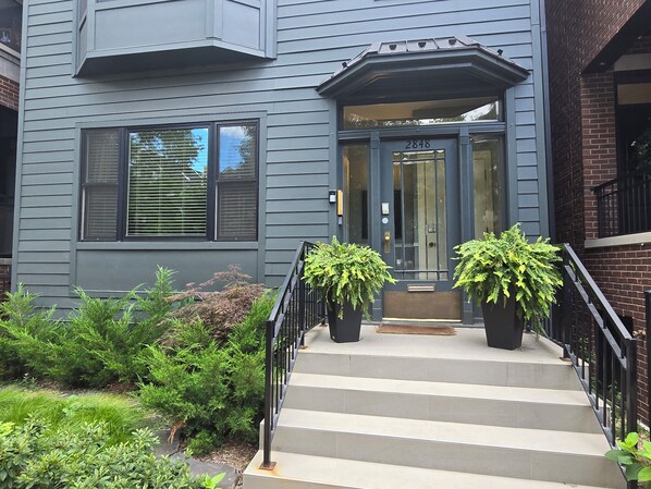 Exterior detail - Lakeview/LincolnPark 2BR/1BA Updated Vintage Apartment in walkable neighborhood (Chicago)