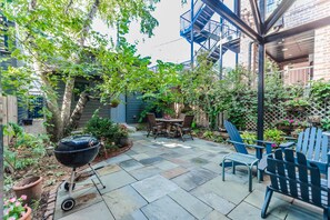Outdoor dining - Lakeview/LincolnPark 2BR/1BA Updated Vintage Apartment in walkable neighborhood (Chicago)