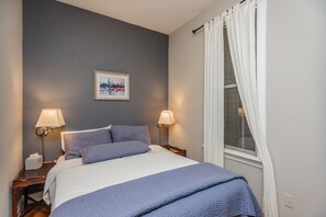 2 bedrooms, desk, iron/ironing board, travel cot - Lakeview/LincolnPark 2BR/1BA  Updated Vintage Apartment in walkable neighborhood (Chicago)