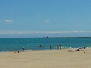 Beach - Lakeview/LincolnPark 2BR/1BA Updated Vintage Apartment in walkable neighborhood (Chicago)