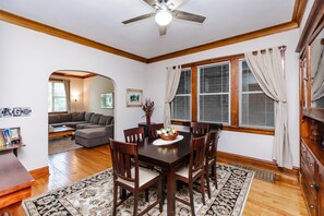 Interior - Lakeview/LincolnPark 2BR/1BA Updated Vintage Apartment in walkable neighborhood (Chicago)