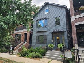 Exterior - Lakeview/LincolnPark 2BR/1BA  Updated Vintage Apartment in walkable neighborhood (Chicago)