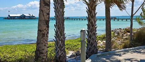 Plage à proximité, chaises longues, serviettes de plage