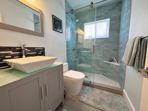 Ensemble douche/baignoire, sĂšche-cheveux, serviettes fournies