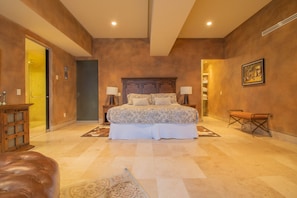 3 bedrooms, in-room safe, iron/ironing board, free WiFi