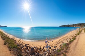 A beach with clear turquoise water, a sandy shore, and a rocky foreground. - ULTIMATE BEACH FRONT HOLIDAY !!!! (Safety Beach)