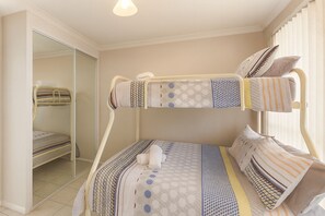 2 quartos, ferros/tábuas de passar roupa, berço de viagem, roupa de cama