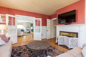 Smart TV, caminetto, libri