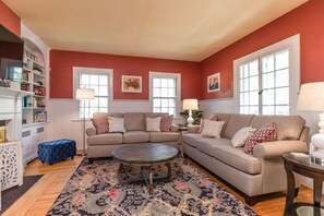 Smart TV, caminetto, libri