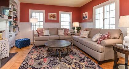 Gorgeous home: walk to beach, harbor, cliff walk, wiggly bridge, dining etc.