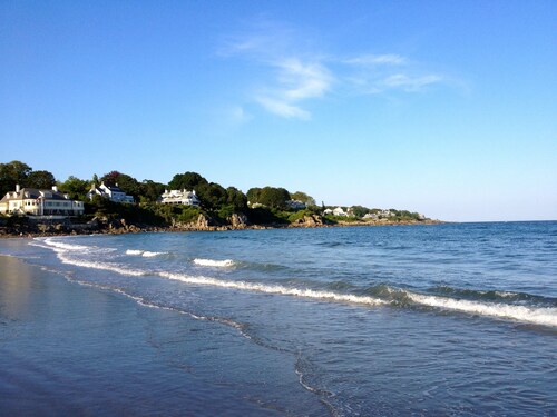 Gorgeous home: walk to beach, harbor, cliff walk, wiggly bridge, dining etc.