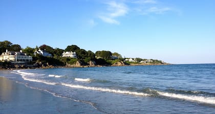 Gorgeous home: walk to beach, harbor, cliff walk, wiggly bridge, dining etc.