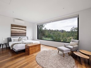 5 bedrooms, desk, iron/ironing board, WiFi