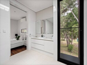 5 habitaciones, escritorio, tabla de planchar con plancha y wifi 