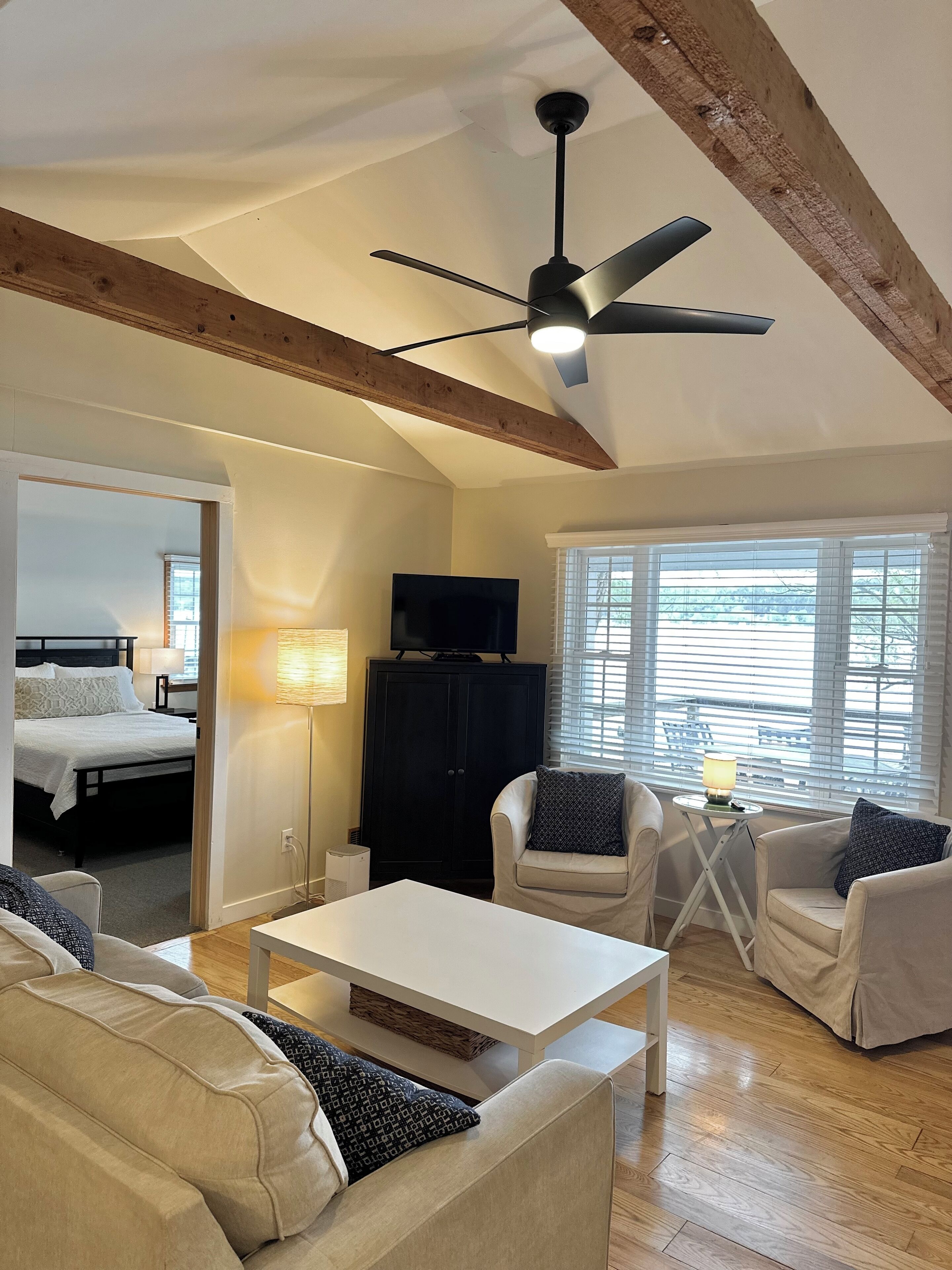 2 habitaciones, escritorio, tabla de planchar con plancha y wifi gratis 