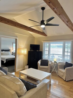 2 habitaciones, escritorio, tabla de planchar con plancha y wifi gratis 