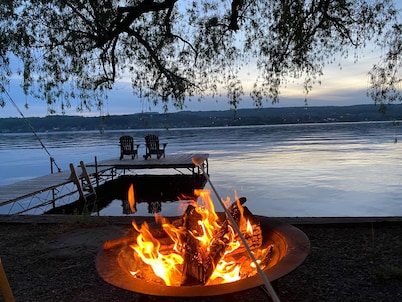 Modern waterfront cottage on Keuka Lake - close to Penn Yan & Finger Lakes wine!