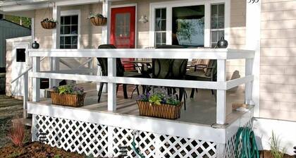 Modern waterfront cottage on Keuka Lake - close to Penn Yan & Finger Lakes wine!