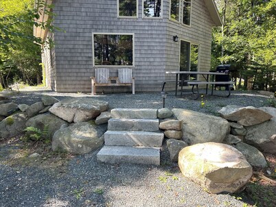 Casa arbolada en la ciudad con vista al mar, cerca de todo